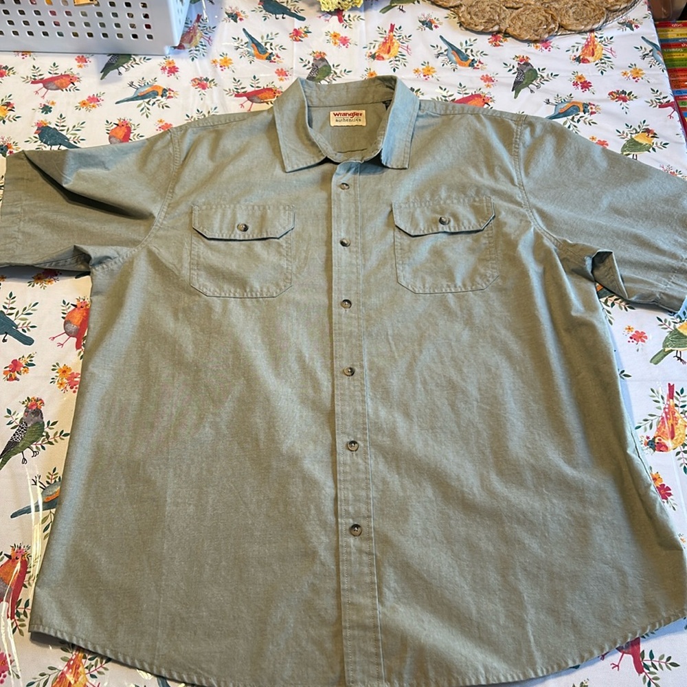 Wrangler Authentic Men’s Short Sleeve Classic Woven Button Shirt NWOT XL Green